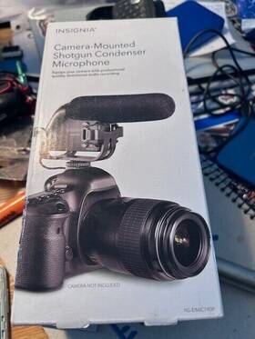 Insignia Ns-dmic190p Camera-mounted Shotgun Condenser Microphone Comes With Batt